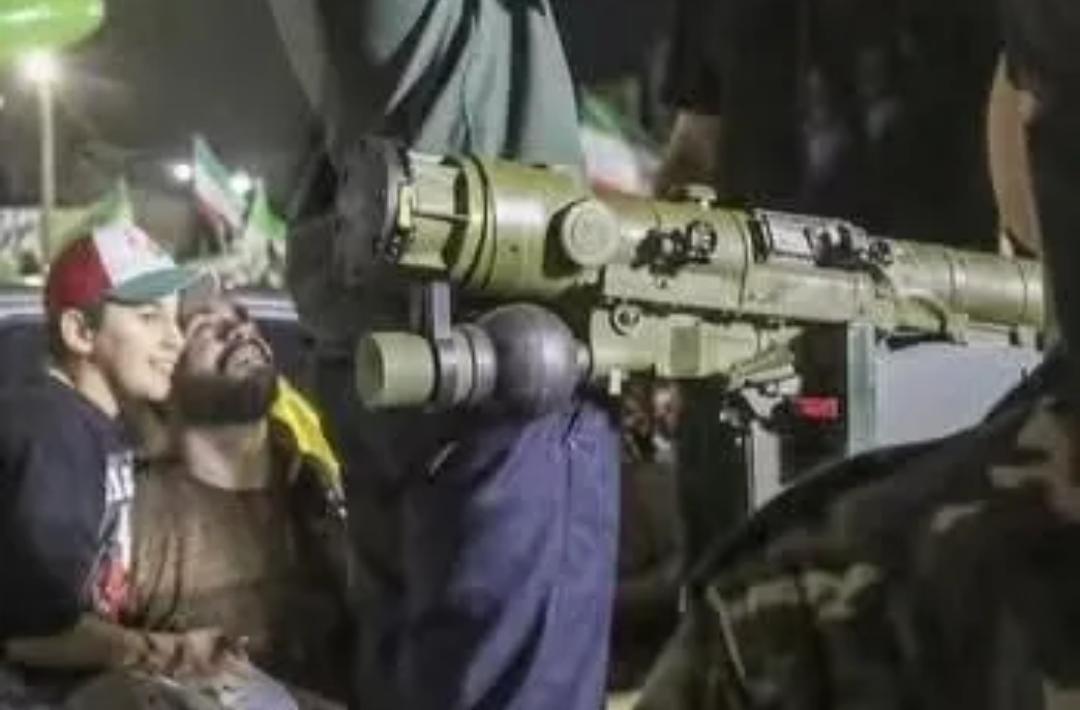 伊朗获得俄制萨姆-24防空导弹，确实增强了其防空能力。这种导弹体积小、重量轻，便