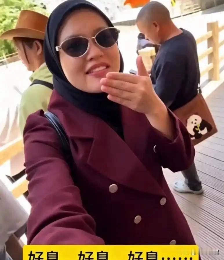 太让人气愤了！
       这名女子名叫努尔·阿斯伊，是一名马来西亚在职女警。