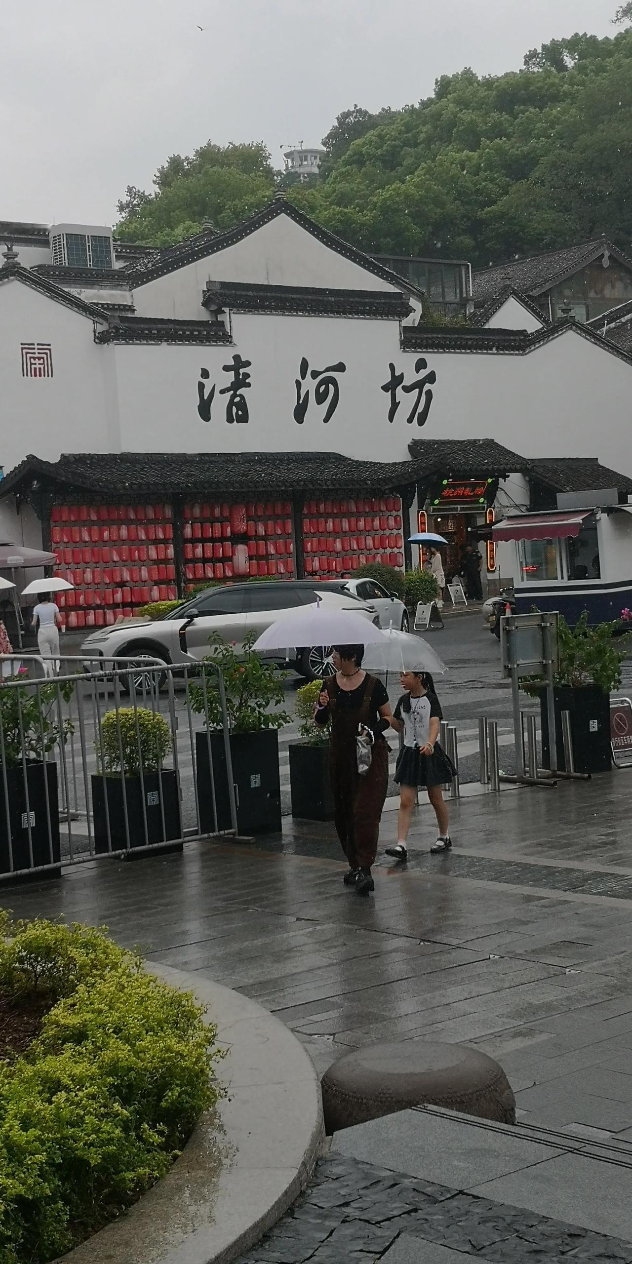 8月29日上午，游览吴山广场、清河坊。古色古香，令人目不暇接。真爽！