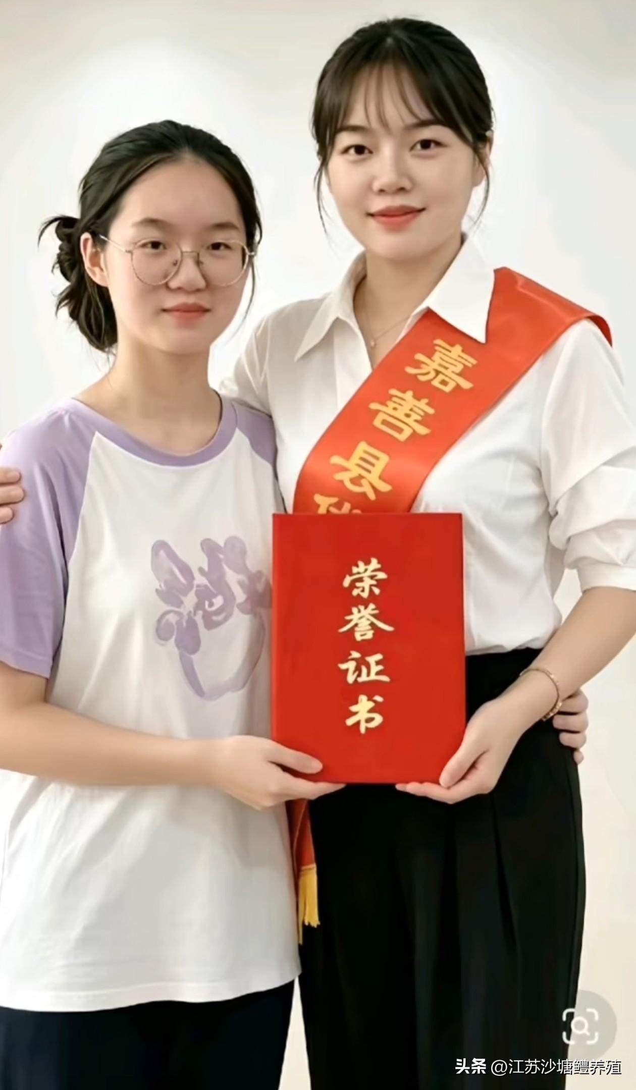 鲁迅说过：
当有一天你发现周围的人对你变得客气了，
不是他们变善良了，
也不是素