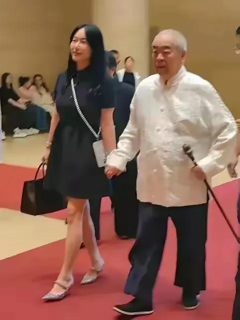 这老爷子算是活明白了，钱算个啥，生不带来死不带去，及时行乐才好。为老不尊从来都没
