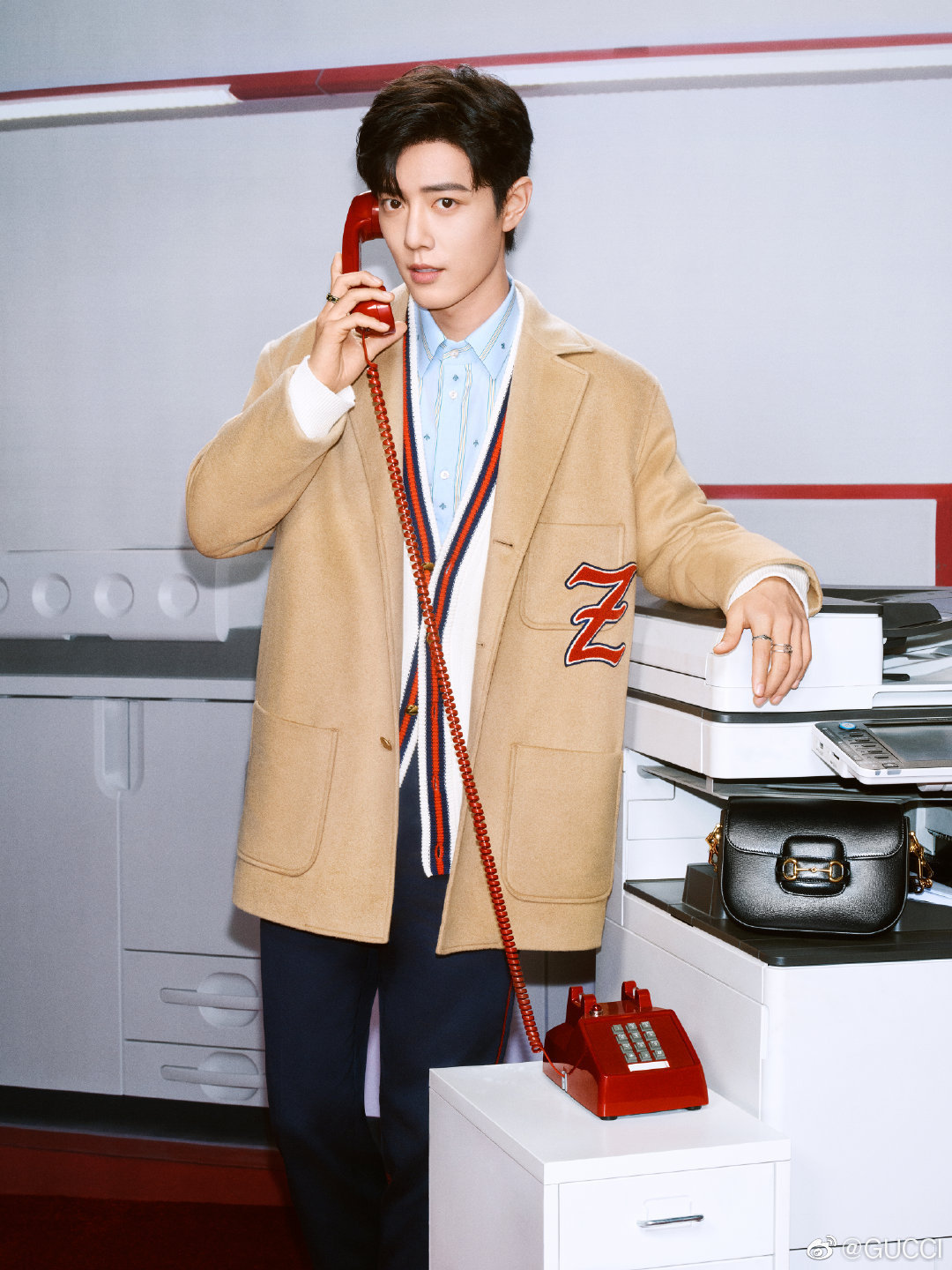 肖战单手飞身上马像阳光撞进怀里，温柔又治愈，一眼就心动。张本看肖战的眼光越来越慈