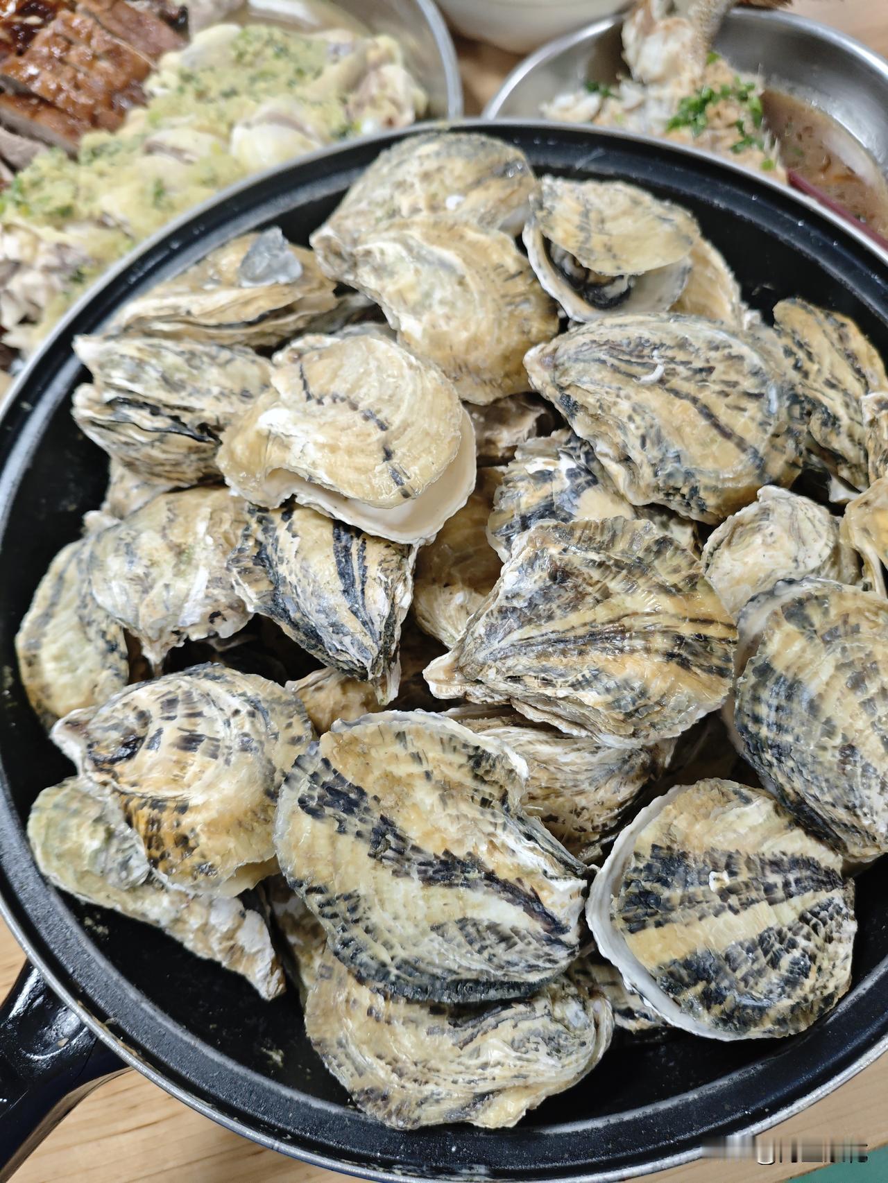 公司里来了一个50多岁的大叔，大叔很能干，也很勤快，什么活儿都抢着干，扫地拖地摆