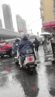 来也匆匆，去也匆匆，两个人在下雨天类似起了一点点的争执。两个人都穿着雨衣。朝对方