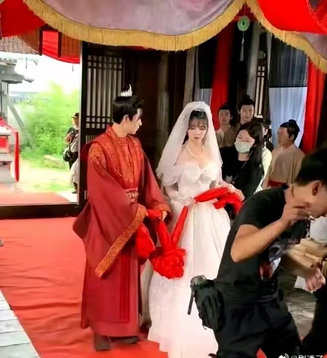 这婚纱也太现代了吧  
