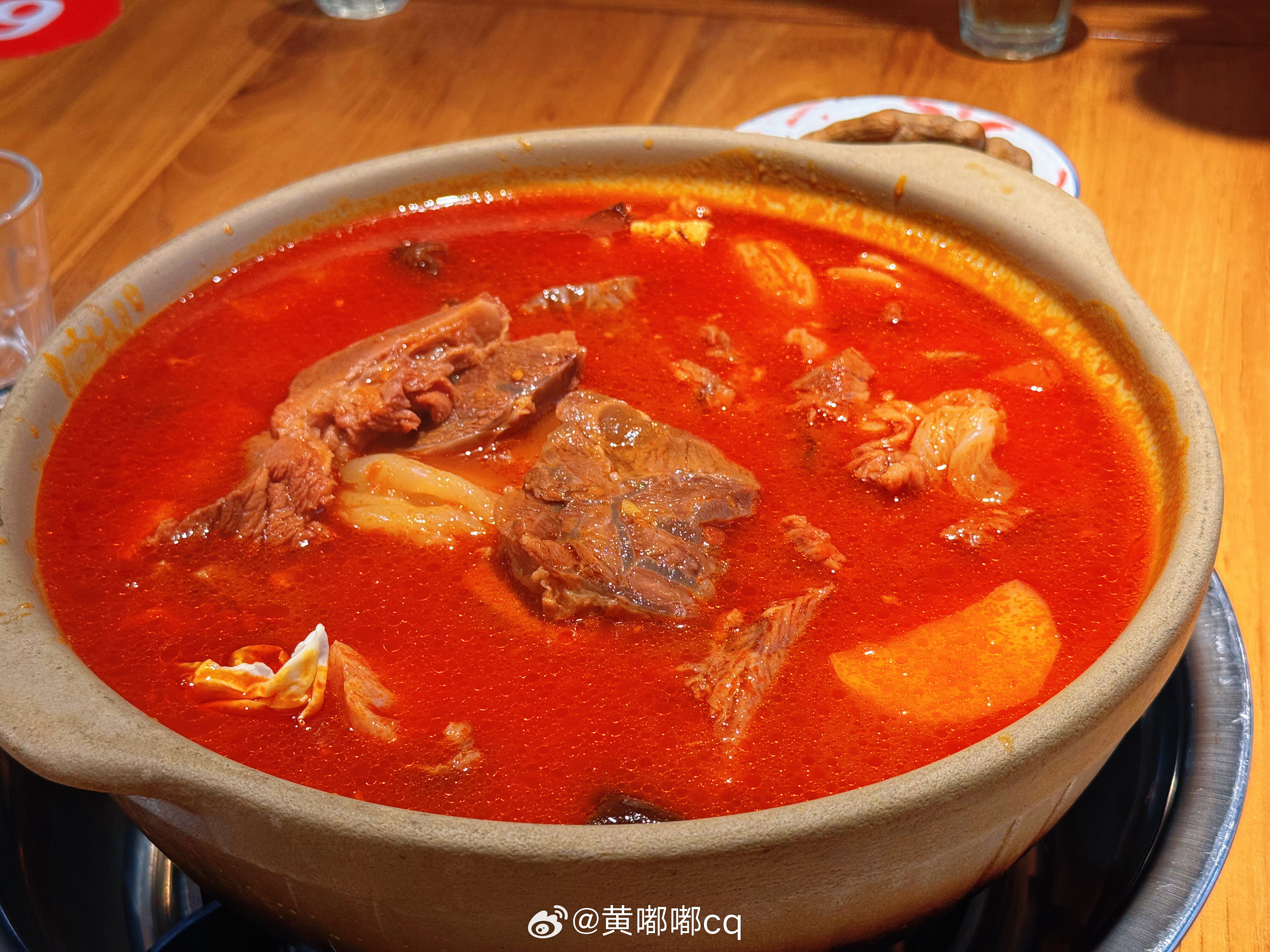 中午吃这个！吃午饭撤退时候又发现了一个同学，六个孩子开开心心一起吃饭！结果被那个