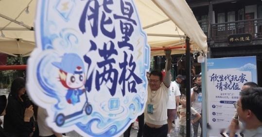 上午在机械臂旁拍工业大片，中午在榴花树下吃辣子鸡，晚上在古城听船妹子一边摇橹唱民