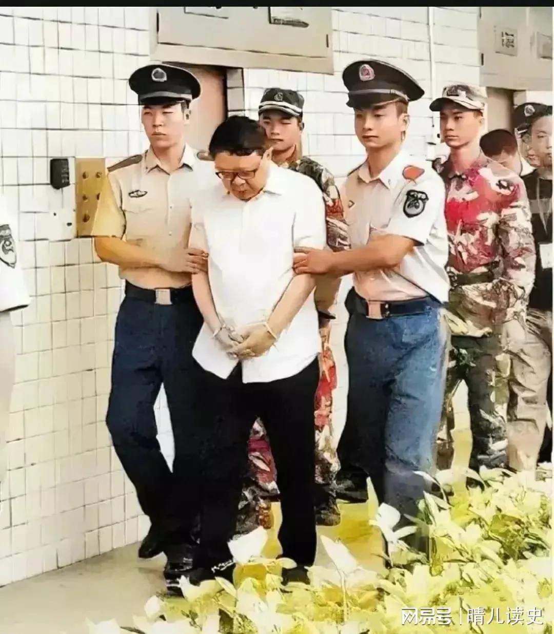 2010年7月，文强即将赴刑场，执行死刑之际，一张罕见的照片记录下了此刻的他。照