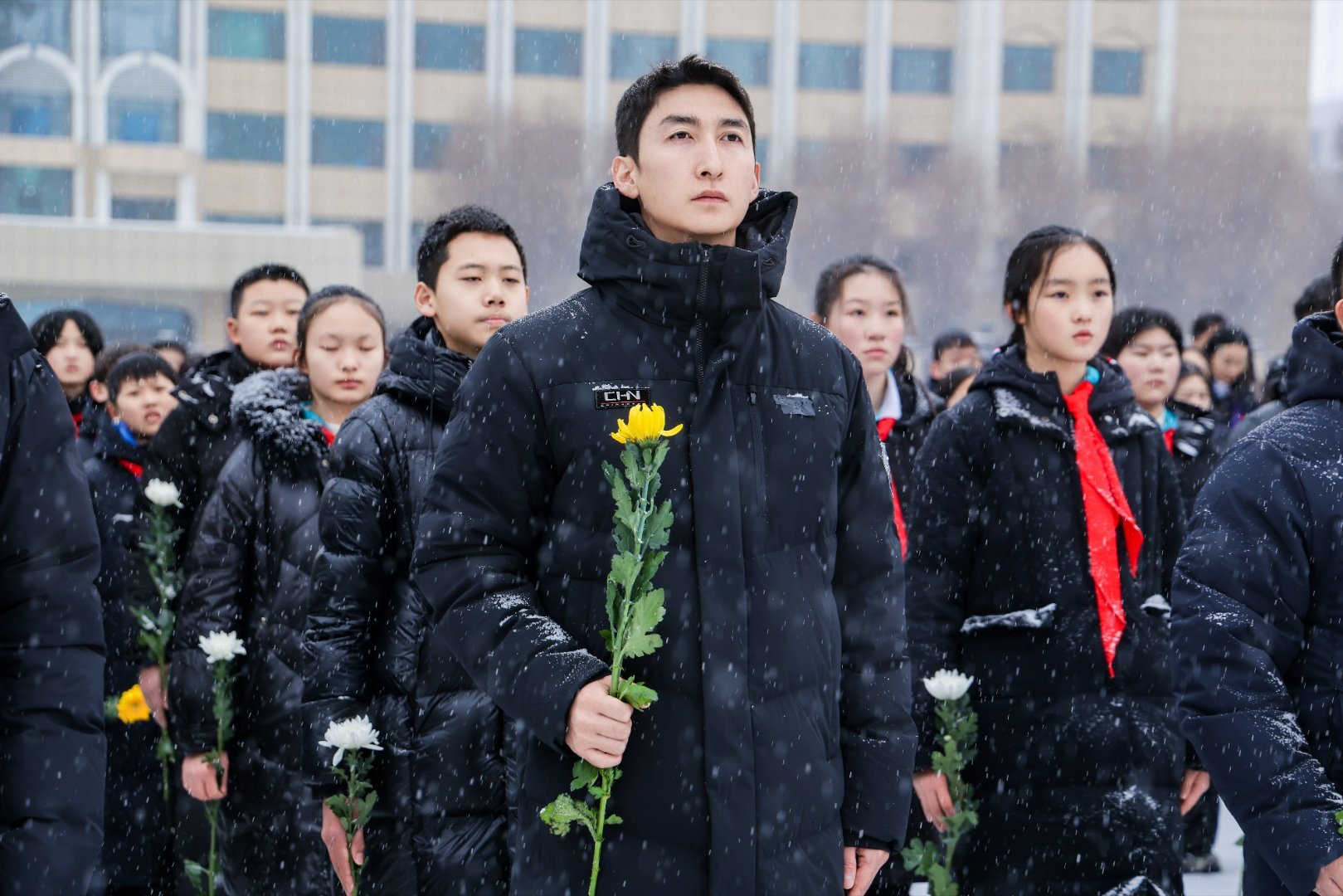 阳光体育大会现场，武大靖带领青少年代表向人民英雄敬献鲜花，在庄严肃穆的氛围里缅怀