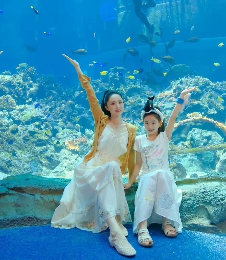 缺失的父爱终于回流
董璇的女儿小酒窝在天津演出
给他的亲爸爸高云翔可美坏了
亲自