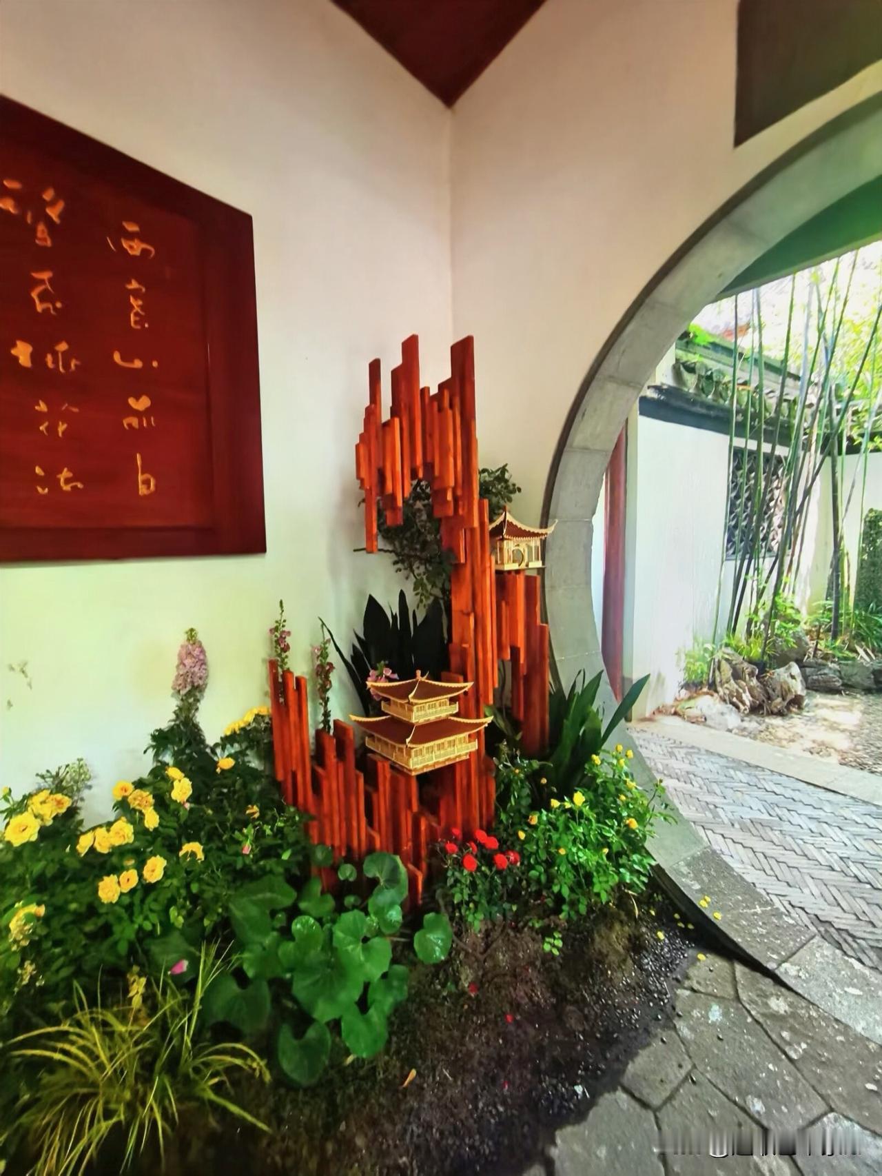 杭州西湖边古典园林一一郭庄，正在进行精品月季花展，郭庄除了户外赏花，室内还设置了