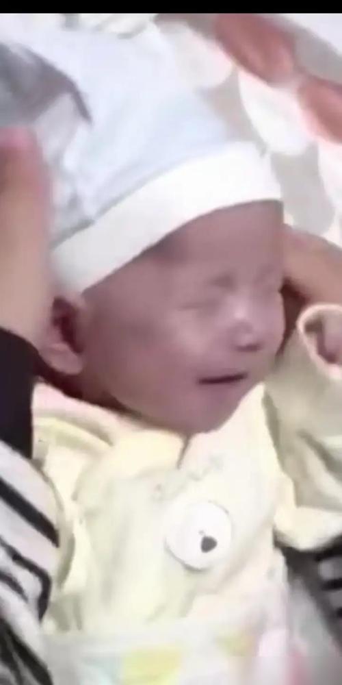 婴儿半夜突然大哭，爸妈怎么哄都没用，抱着就往医院冲。

路上孩子突然安静了，他们