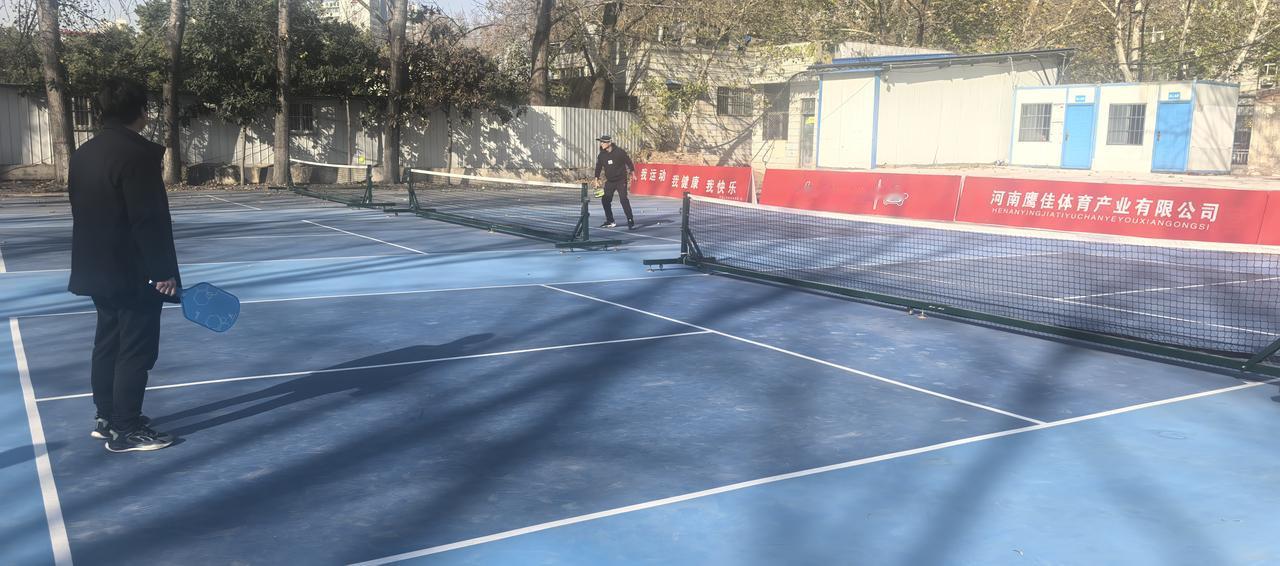 你玩过匹克球吗？

近段时间，小区里规划出一片场地，安装的设备看着像网球场，不过