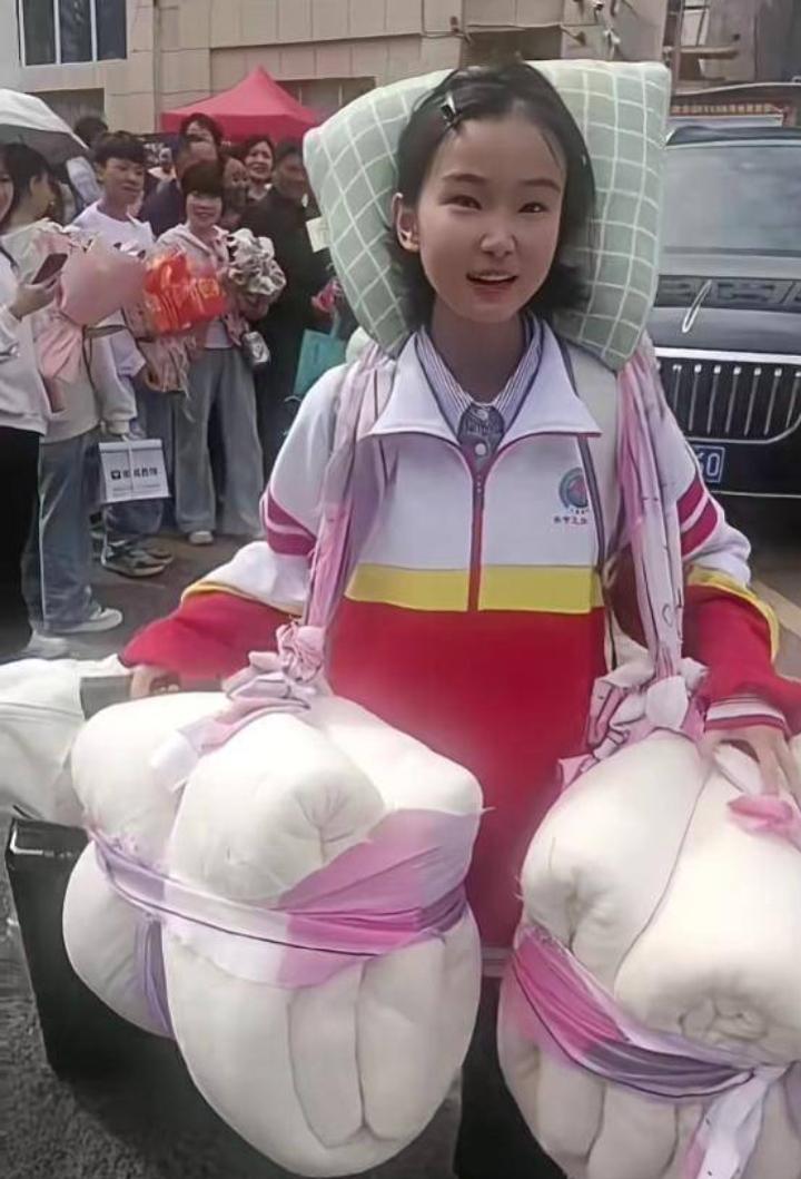 2026年6月9日高考结束，贵州毕节一位高三女生离校的画面在网上走红，和现场不少