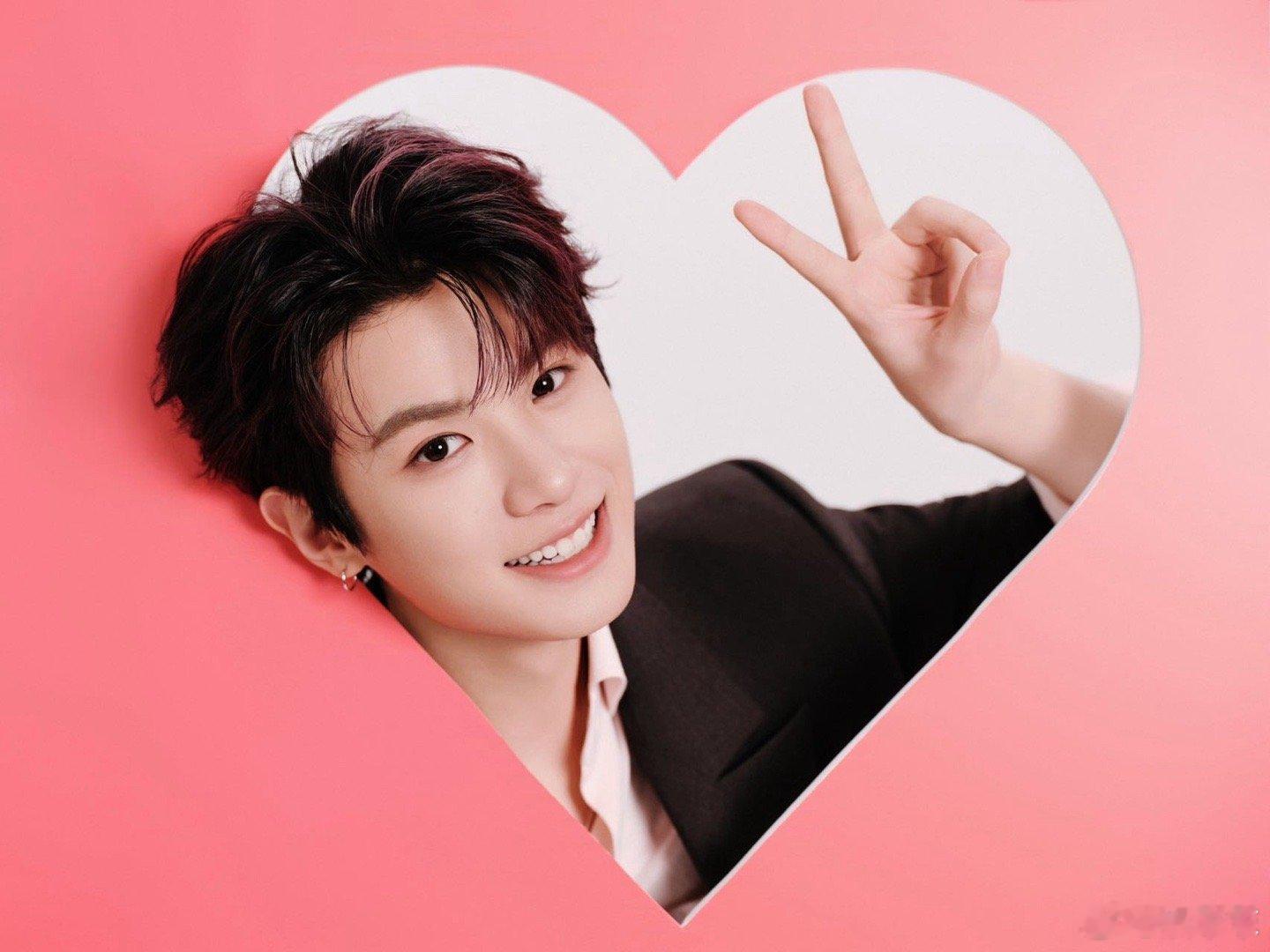 黄明昊本命年穿上红袜子了 谁看了不说黄明昊实诚！粉丝让穿红袜子就真穿，情人节直播