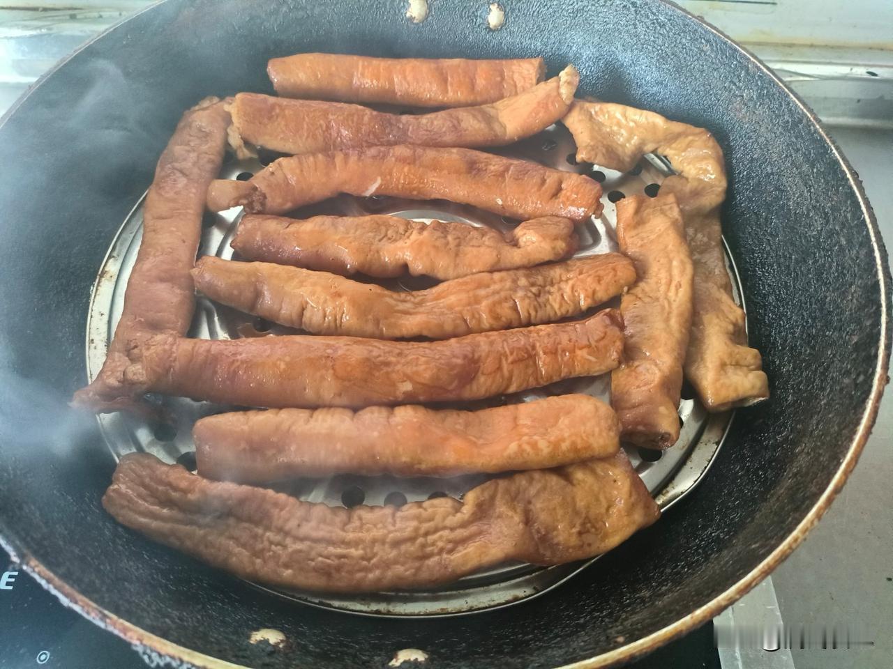 今天去超市发现大肠挺便宜，16块9一斤，那种处理的差不多的半成品。买了两斤多回来