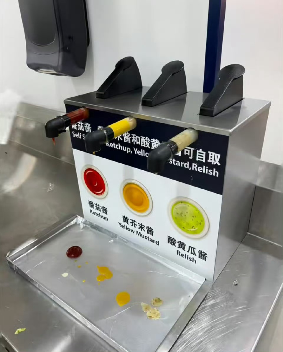 天津一山姆内顾客拿袋子装免费酱料这种事情还是需要顾客自觉才行，有些东西本来是免费