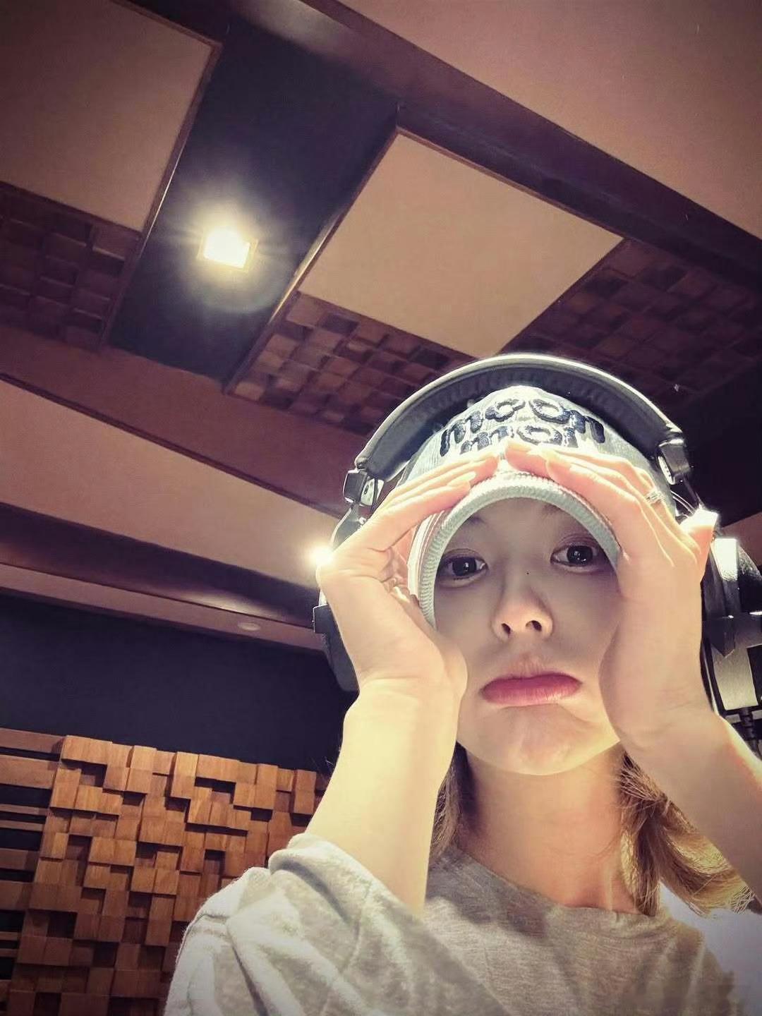 赵露思ins更新，晒录音室自拍照，美而萌之，是在录歌吧，狠狠期待住新歌了，全能露