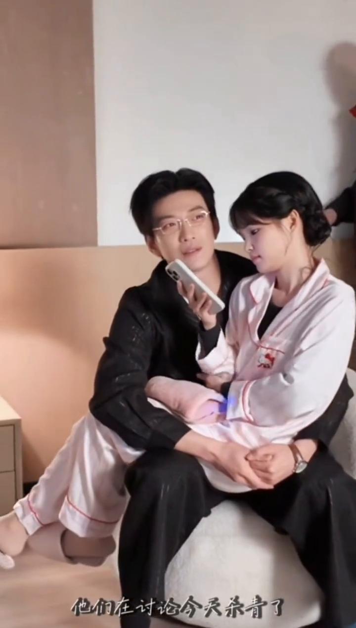这里两个人也不知道说啥，疼着个嘴，非常委屈的样子。他们在讨论今天杀青了，明天带我