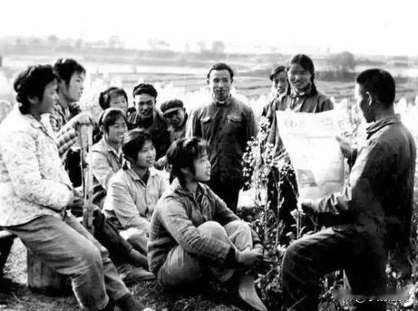 1973年，知青刘朝旭获推荐进入大学，出发前去找队长道别。没想到却在窗外听见队长