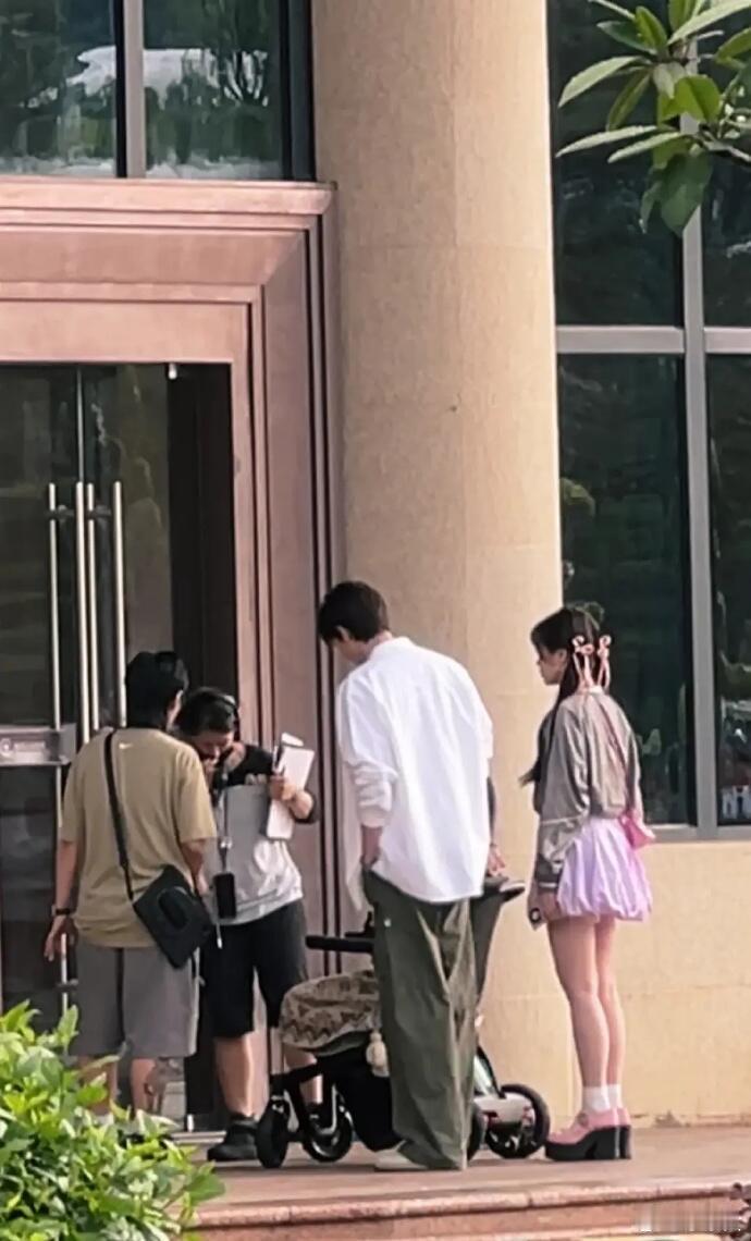 原来虞书欣这么高的吗？高出路人一大截。 