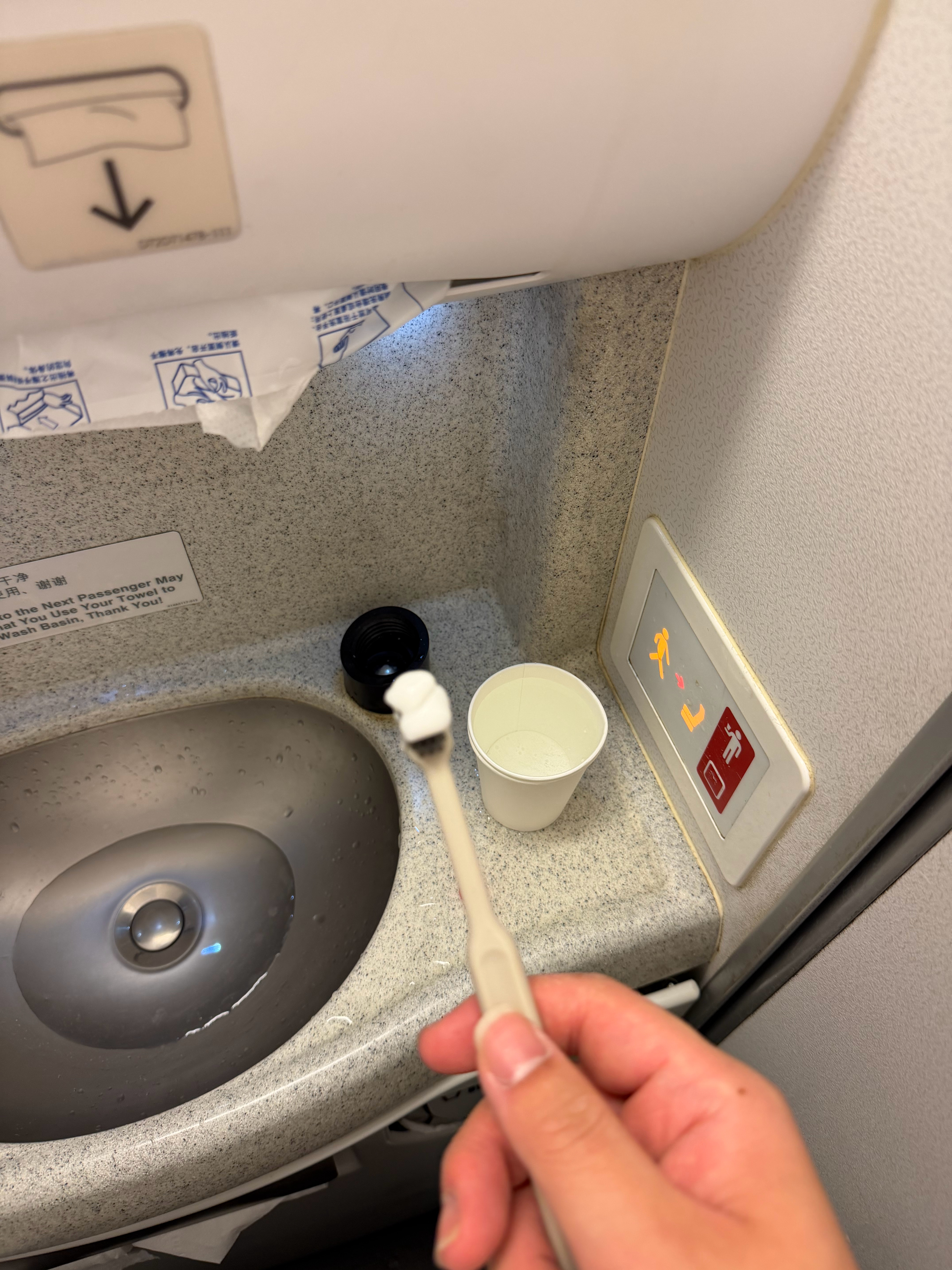 解锁🔓新体验在飞机上洗漱🛀坚持一下✊马上就能见到曙光了我的日常plog 杭州