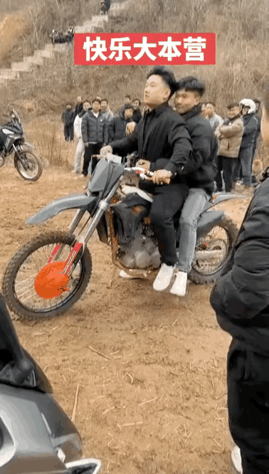 他敢开上去是因为对自己驾驶技术、对车辆的信任，他敢坐在后面是对什么的信任？