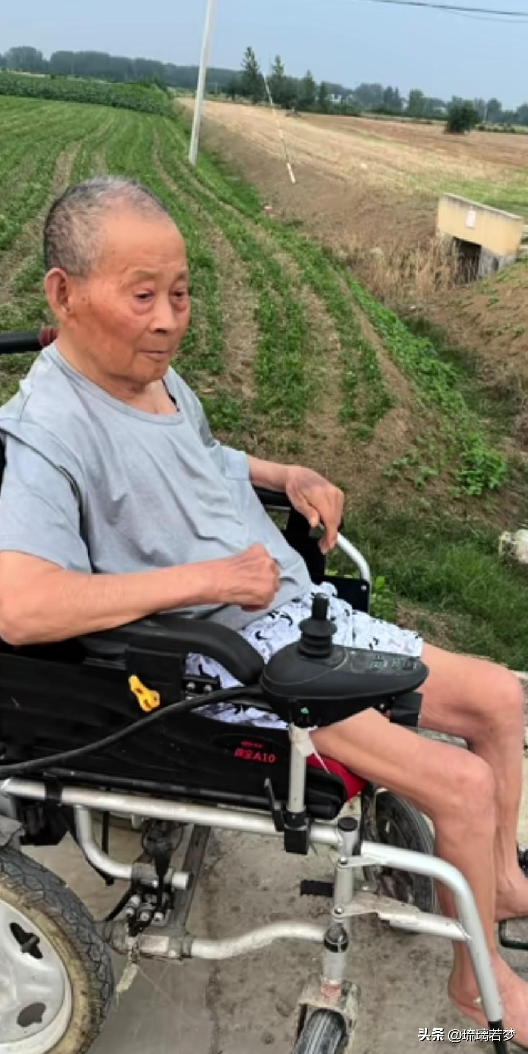 惊奇！生病卧床不起的父亲，两天不吃不喝，今天突然能吃能喝，说话声音洪亮，还要出去