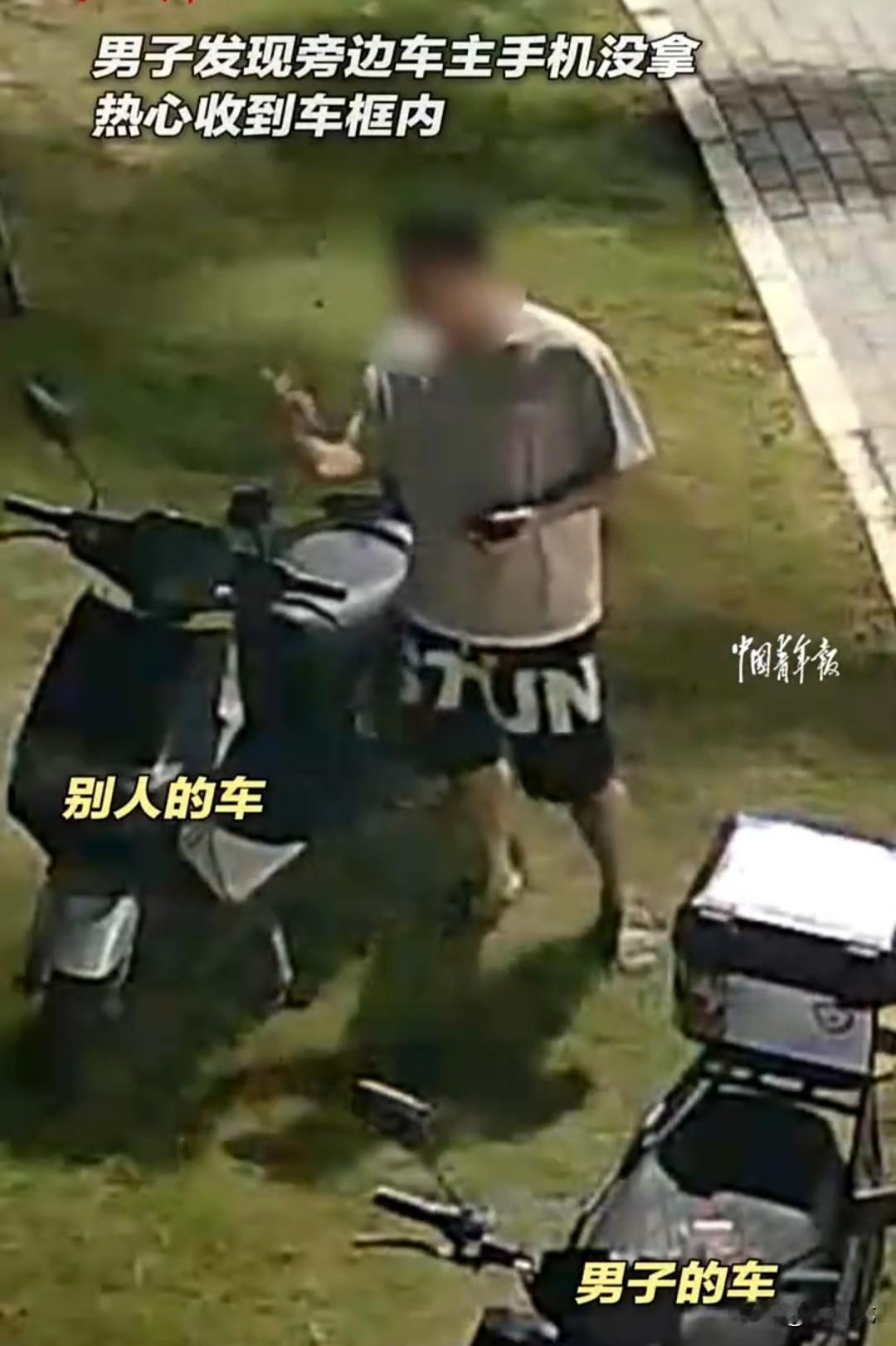 浙江台州，一家三口骑电动车外出休闲，老公停车时，发现旁边一辆电动车支架上搁着部手