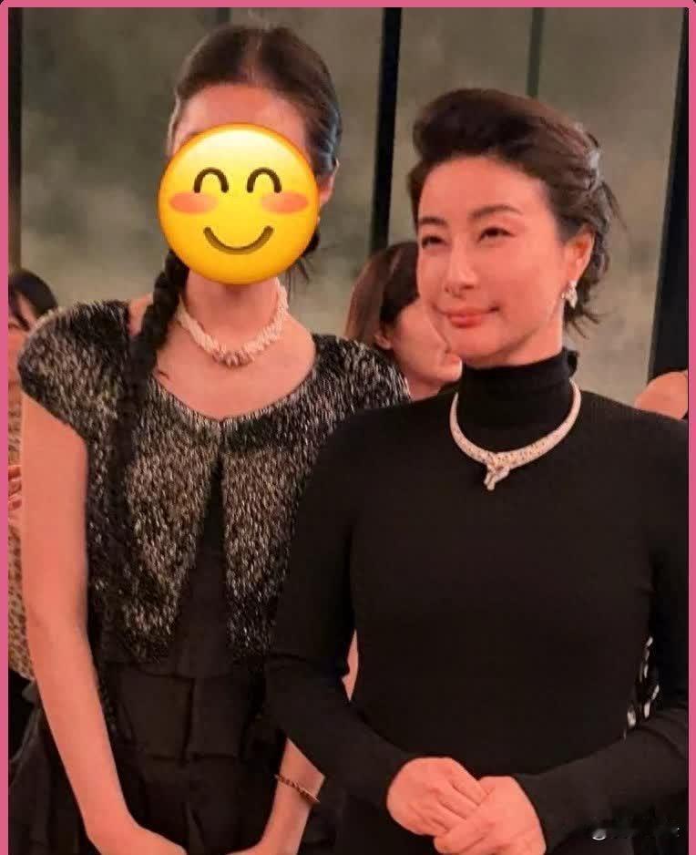 44岁的郭晶晶在卡地亚珠宝展上身穿一条高领黑色裙子，整体打扮显得非常得体。网友们