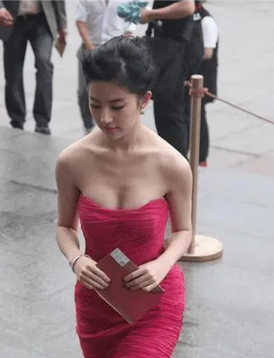 看到这张照片，谁曾想这是当年青涩的“神仙姐姐”？一袭红裙惹眼，却引来了无数非议。