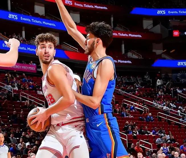 雷霆卫冕四大劲敌：
一，火箭。顶级的防守，加上依然老当益壮的死神杜兰特，如果火箭