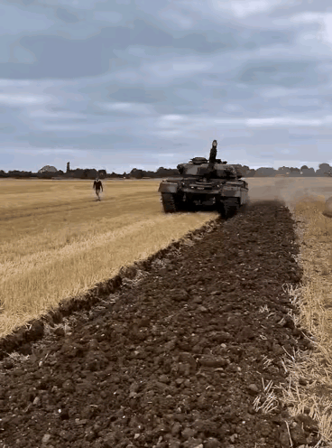 坦克犁地不是谁都能做到的，你必须有无限的，便宜的柴油，有广阔无垠土地，还得有军事