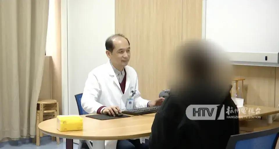 杭州，一名女生原本成绩中等，初三和高三两次突然冲上去，先考进重点高中，再考上98