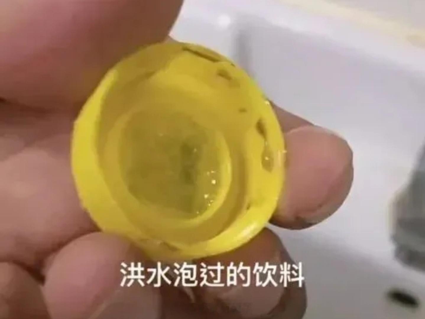 雨季到来加上台风威力惊人，很多地区都出现了积水、洪水，很多商品也被冲到了路上，切