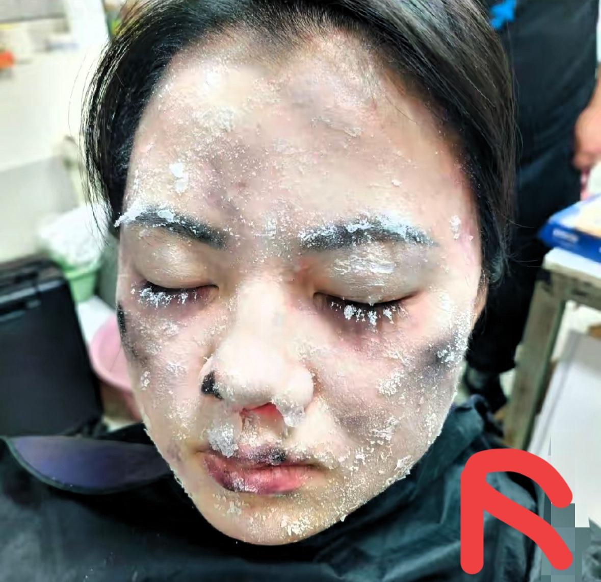 看到广东揭阳这则新闻，
我背后的冷汗直接下来了。
几个大老爷们，把女同事硬推进零