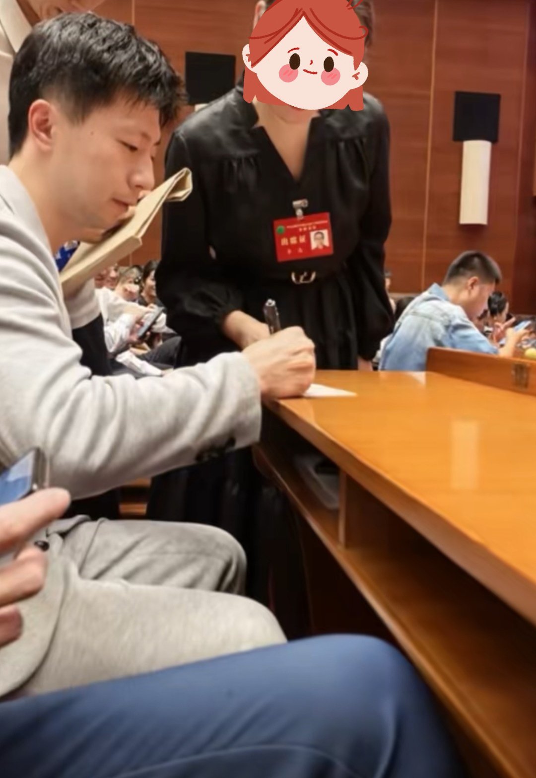 笑死了他还签了不止球拍 ​​​