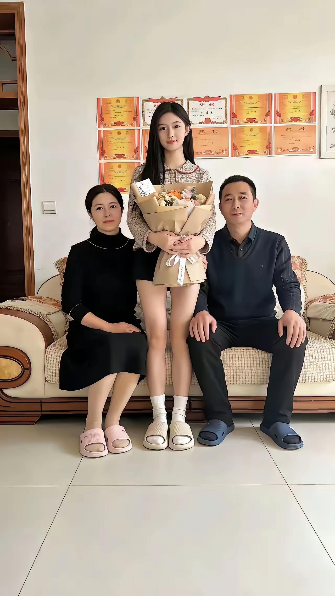 姑娘从小就优秀，一直是全家的骄傲