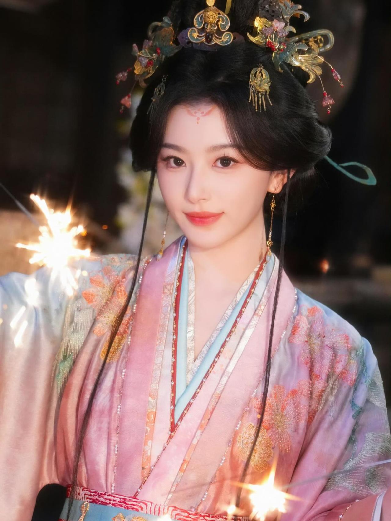 梦幻古风少女，花钿妆点，华服飘飘，宛如画中仙子。怎样完成气质风穿搭 花钿美人 国