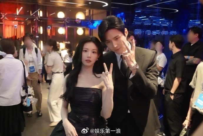 高允真晒和金宣虎合照  高允真晒和金宣虎合照，谁的小翻译售后！！ 
