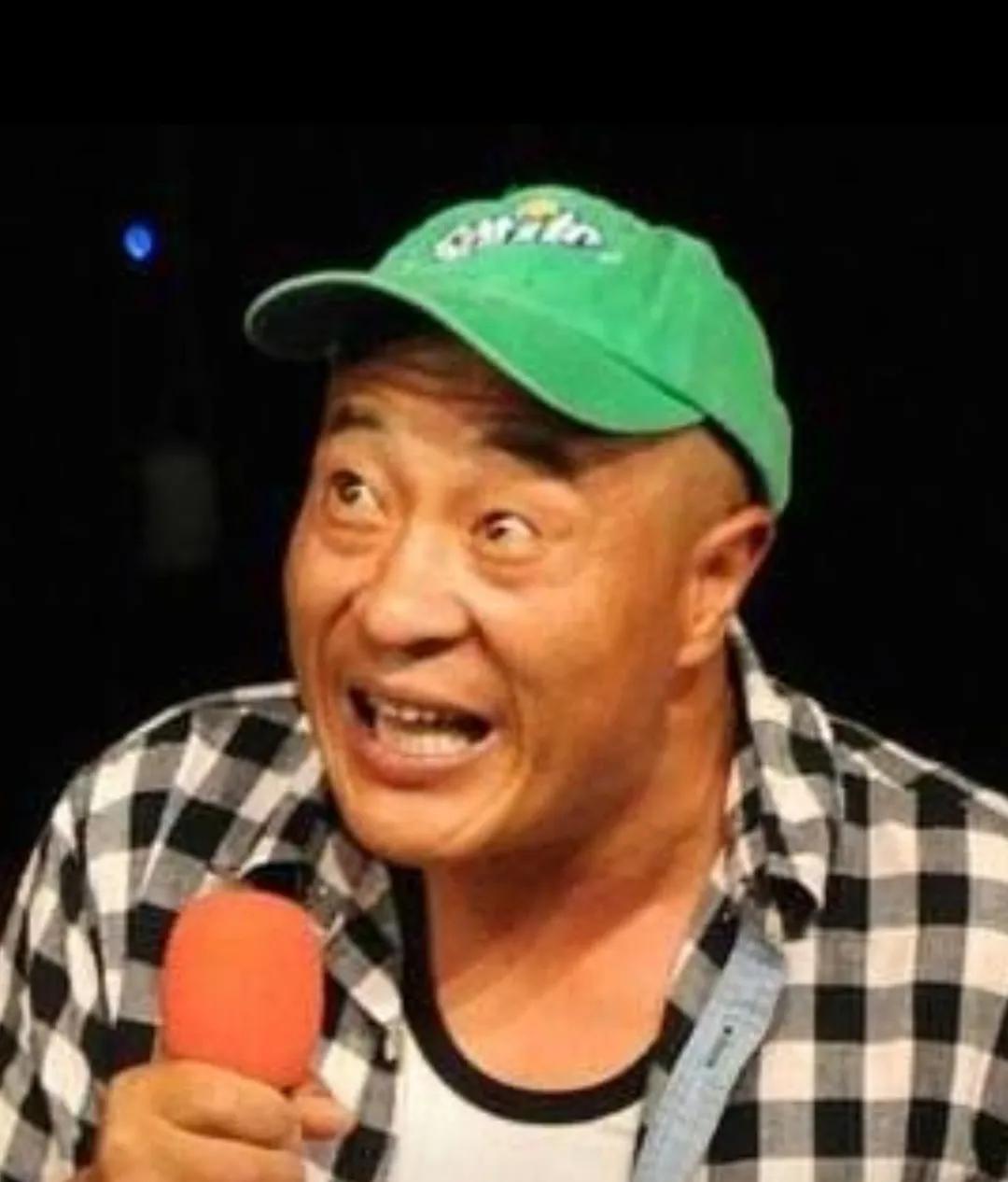 刘小光与宋晓峰等喜剧大咖齐聚聊城体育馆，为观众带来了精彩的表演，与观众共度欢乐时