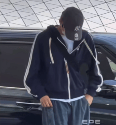 手忙脚乱藏电子🚬？韩爱豆好像 