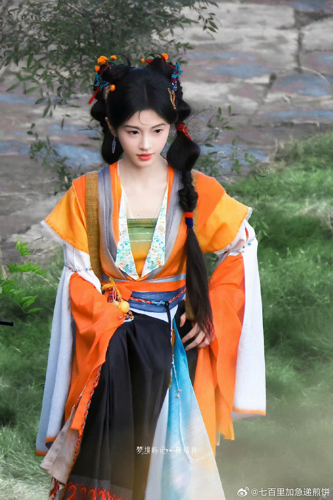 鞠婧祎今天来战有好几套造型 ​​​