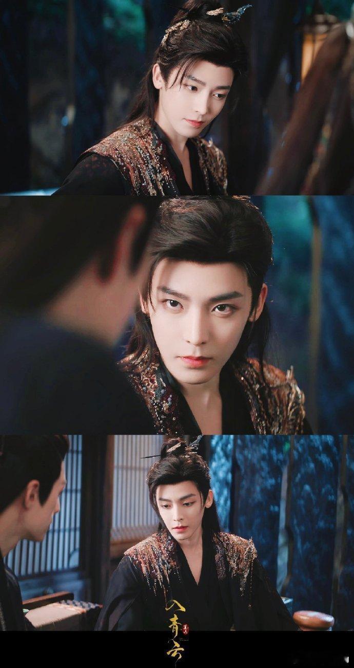 纪伯宰造型 杂志拍摄的暗纹西装造型也太顶了！深灰色西装上藏着细闪暗纹，再配上金属