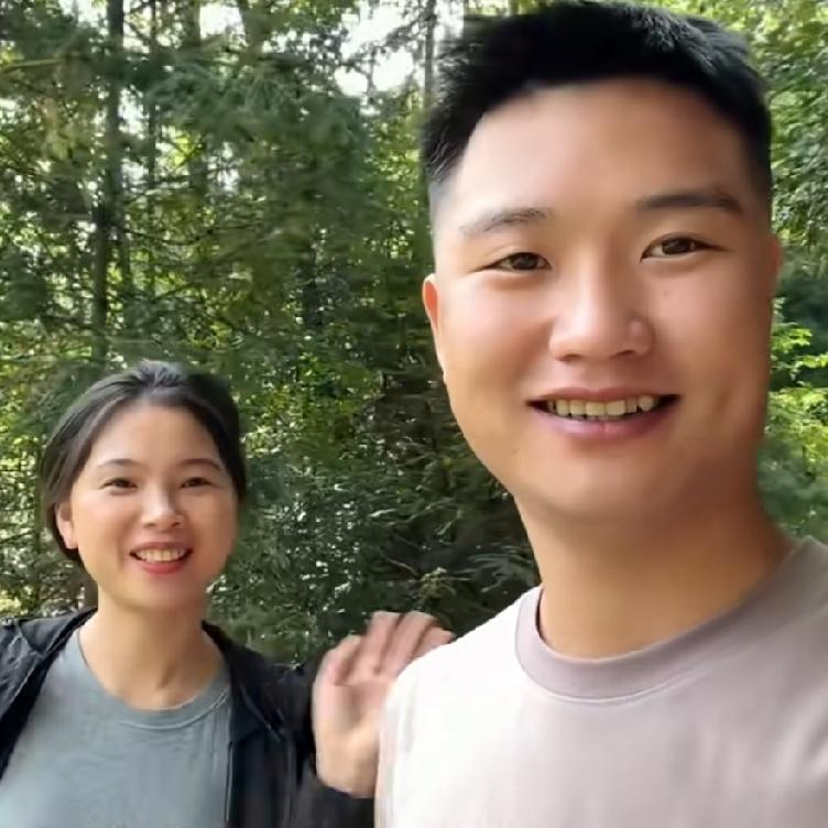 小潘和小秋离开越南，停止给越南小叔盖房子，在网上引起了大多数人的争论。有说小潘和