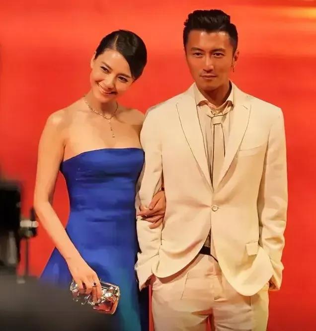 和谢霆锋一起走红毯的美女是谁啊？苗条靓丽，清新可人。她侧目一笑，可爱中带着俏皮，