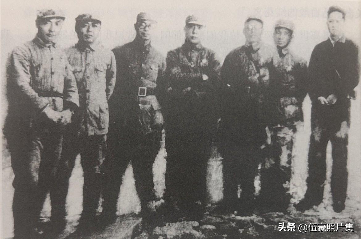 1938 年，叶挺军长（右一）与新四军副军长兼政治委员项英（右六）、政治部主任袁