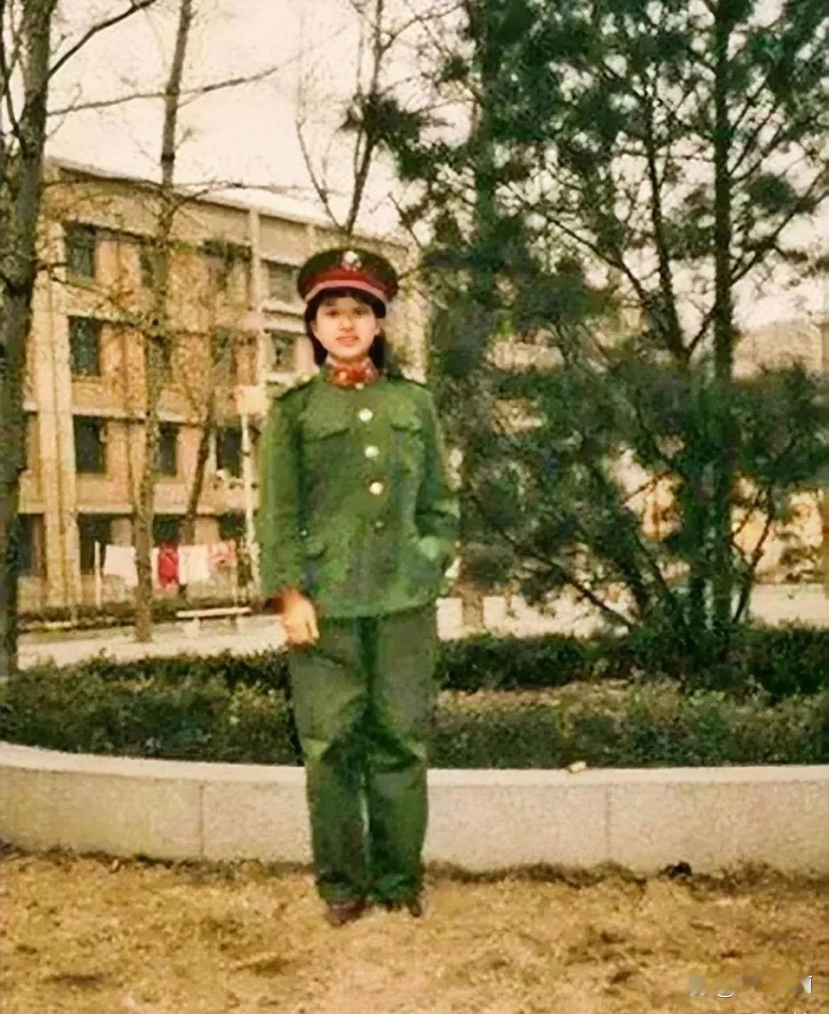 韩红自爆以前是校花，看了她18岁的军装照她果然没骗人