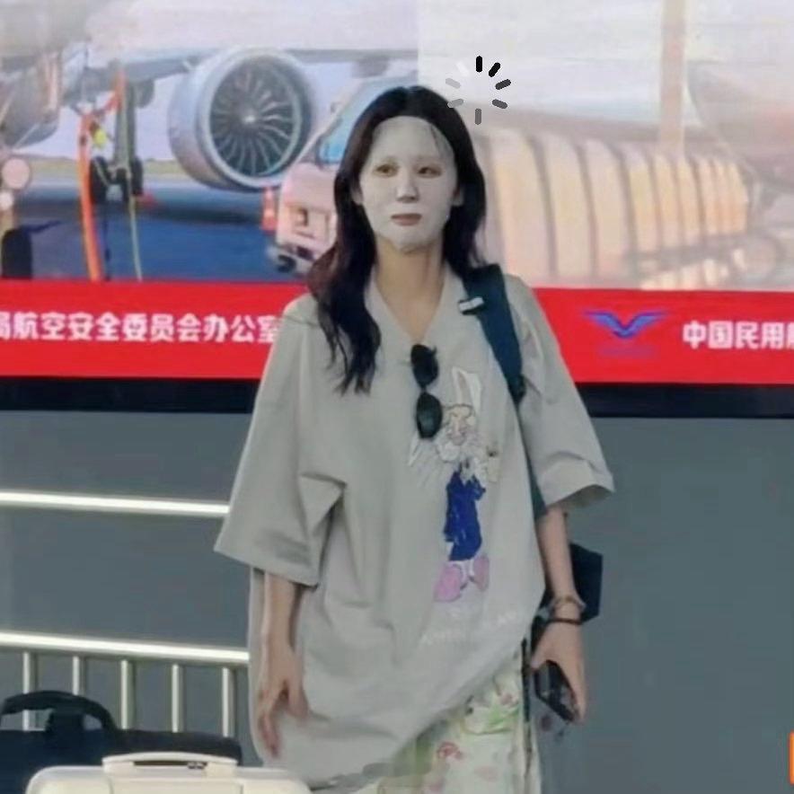 张碧晨敷着面膜回北京张碧晨参加歌手前后对比 台上是行走的CD，台下是行走的睡衣。