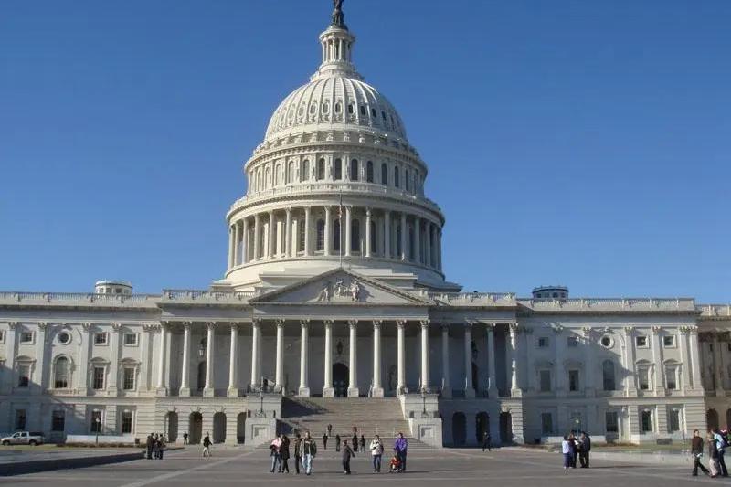 美国大西洋理事会研究员杰米·梅茨尔在社交媒体上抛出一番话，声称中国面前只有两条路